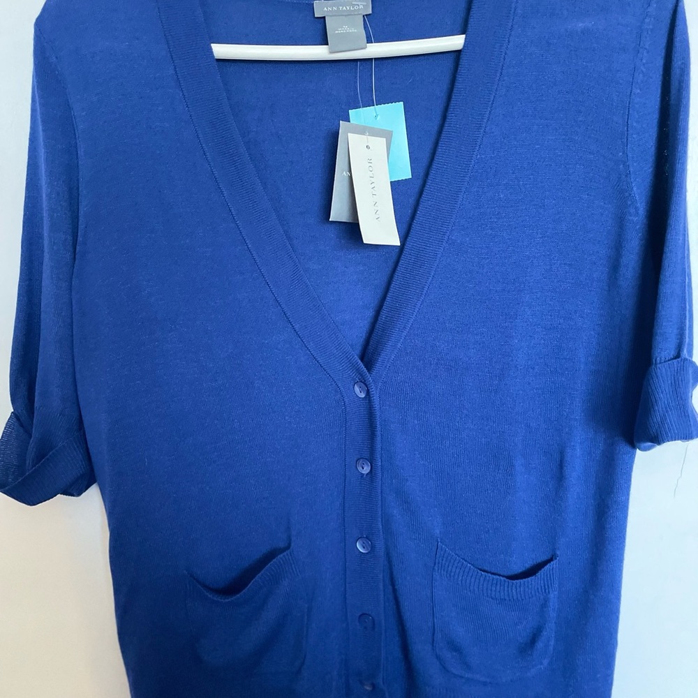 Ann Taylor Lightweight V-Neck Button Sweater - Size M - Picture 4 of 12